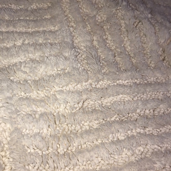 2 Rugs - Picture 2 of 5